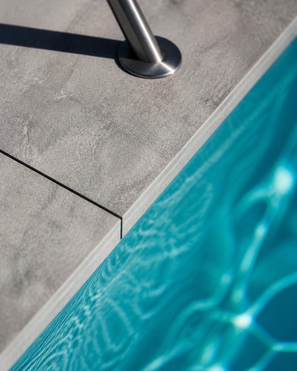 Beton, inox en helder water in detail